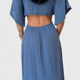 Nerea – Vestido Fluido con Lazo Frontal y Cut-Outs, Elegancia y Comodidad para Cada Ocasión