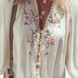 Mariana – Blusa Étnica Con Bordados Florales Para Un Look Fresco Y Chic