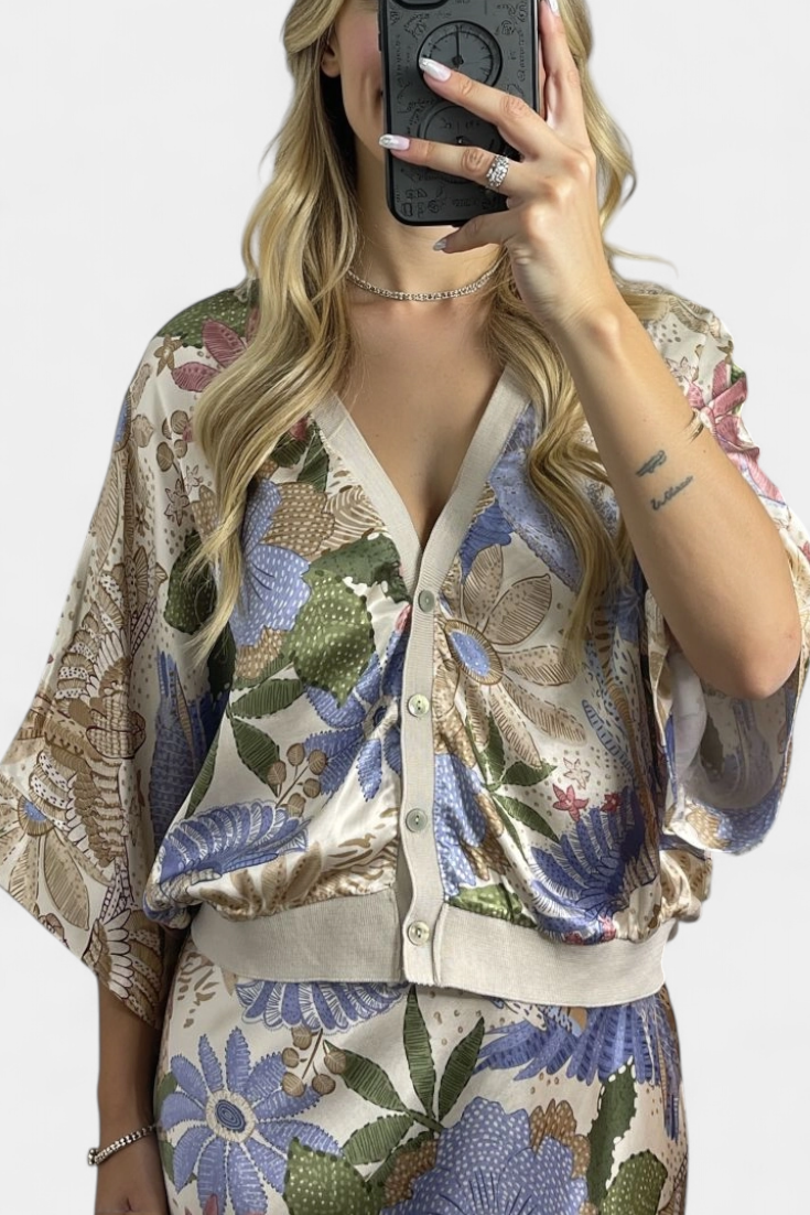 María – Conjunto Elegante de Blusa y Falda Floral para un Look Sofisticado