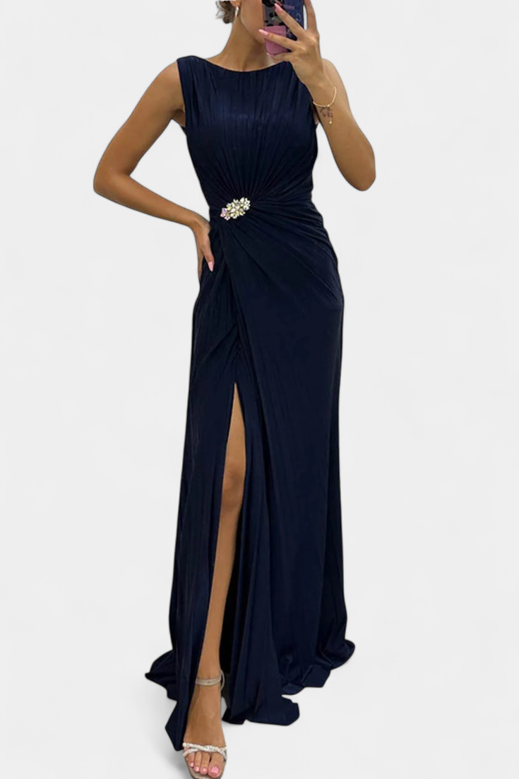 Nerea – Vestido Maxi Plisado con Abertura Lateral y Elegancia Atemporal